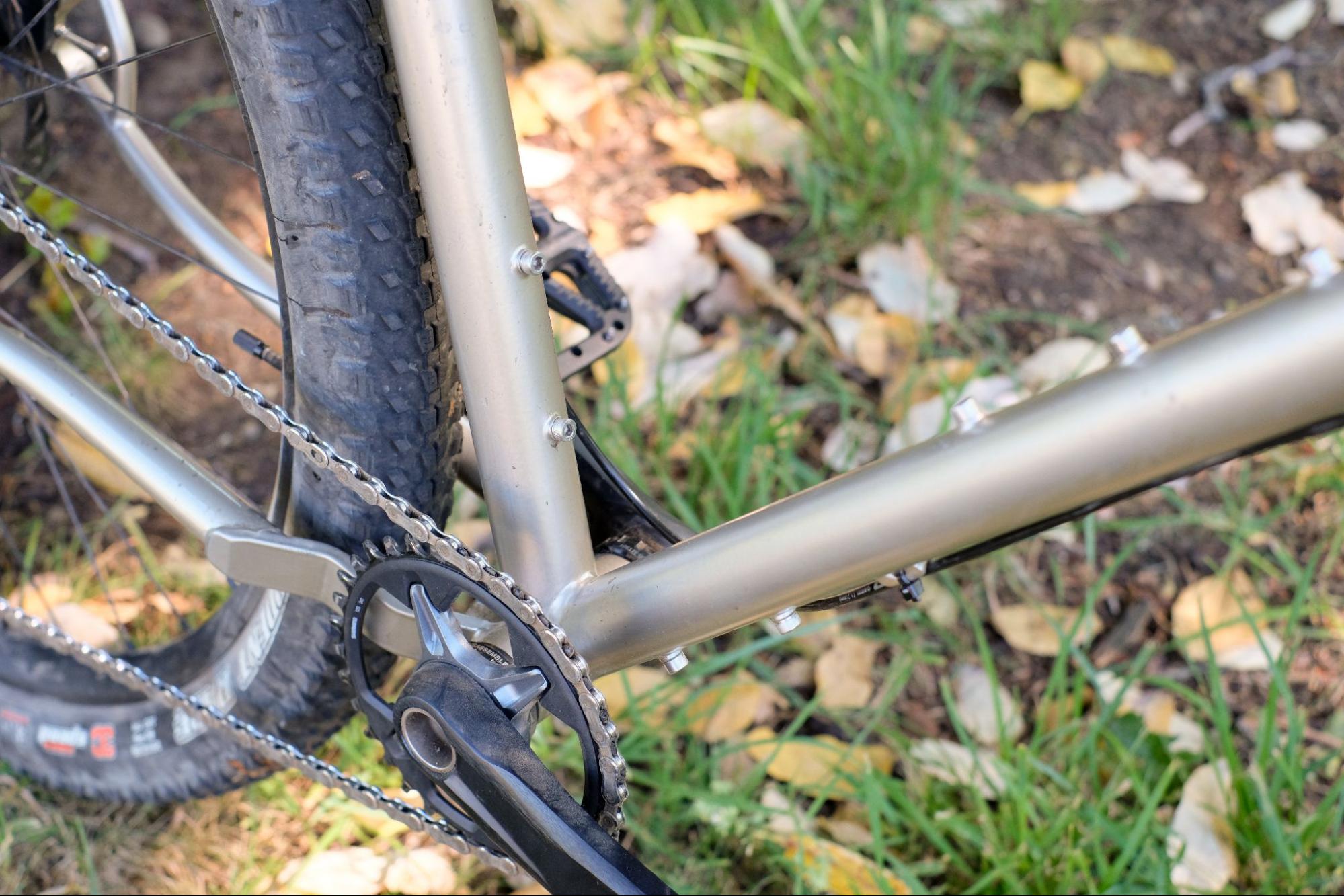 Water bottle bosses: 3-pack Downtube, Seattube, Under the DT